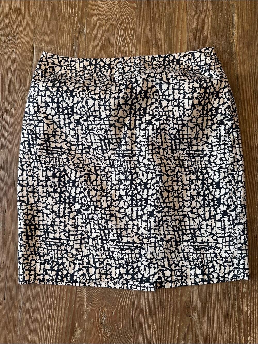 Valerie Bertinelli Black and Cream Abstract-Print Pencil Skirt
